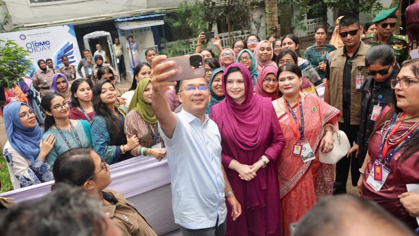 ঢামেকের ৮০ বছর পূর্তি অনুষ্ঠানে প্রধানমন্ত্রী, তুললেন সেলফি